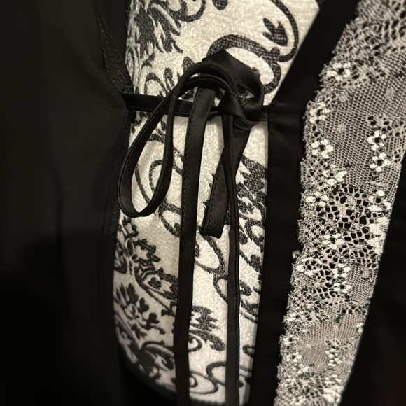 Flora Nikrooz Robe - Picture 6 of 11